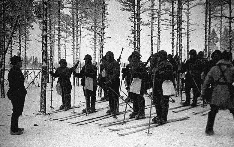 Начать войну позволил «майнильский инцидент»: 26 ноября 1939 года советское правительство обратилось к правительству Финляндии с официальной нотой, в которой заявлялось, что «26 ноября, в 15 часов 45 минут, наши войска, расположенные на Карельском перешейке у границы Финляндии, около села Майнила, были неожиданно обстреляны с финской территории артиллерийским огнем. Всего было произведено семь орудийных выстрелов, в результате чего убито трое рядовых и один младший командир, ранено семь рядовых и двое из командного состава. Советские войска, имея строгое приказание не поддаваться провокации, воздержались от ответного обстрела». В свою очередь финны ответили, что обстрел осуществлялся с советской стороны, но Хельсинки готов начать совместное расследование. Советское руководство отправило ответную ноту, в которой говорилось, что нежелание Финляндии признать вину расценивается как издевательство над жертвами обстрела и «изобличает враждебное желание правительства Финляндии держать Ленинград под угрозой». СССР объявлял о своем выходе из Пакта о ненападении с Финляндией, мотивируя это тем, что сосредоточение финских войск под Ленинградом создает угрозу городу и является нарушением пакта