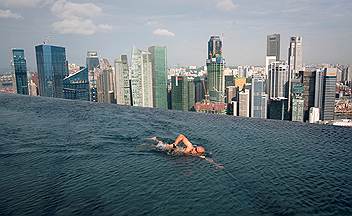 Стоимость строительства отеля Marina Bay Sands в Сингапуре превышает $5,5 млрд. Гостиница состоит из трех 55-этажных башен высотой 200 м и террасы в форме гондолы. Внутри архитектурной ладьи находятся сад и бассейн. Во втором квартале 2016 года прибыль владельцев Marina Bay Sands составила $710,1 млн