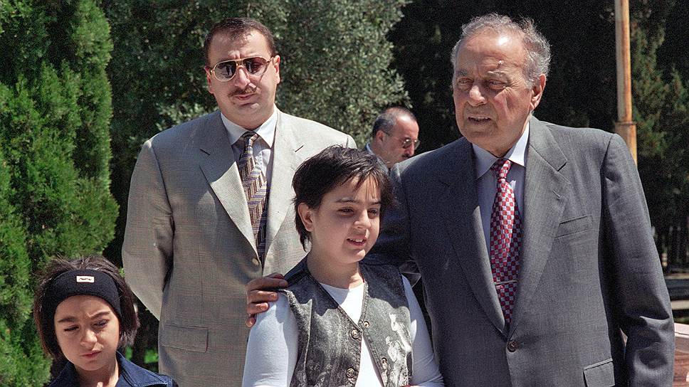 Гейдар Алиев (справа), Ильхам Алиев (слева)